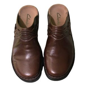 ✅ Brown Leather Clark’s slip-ons